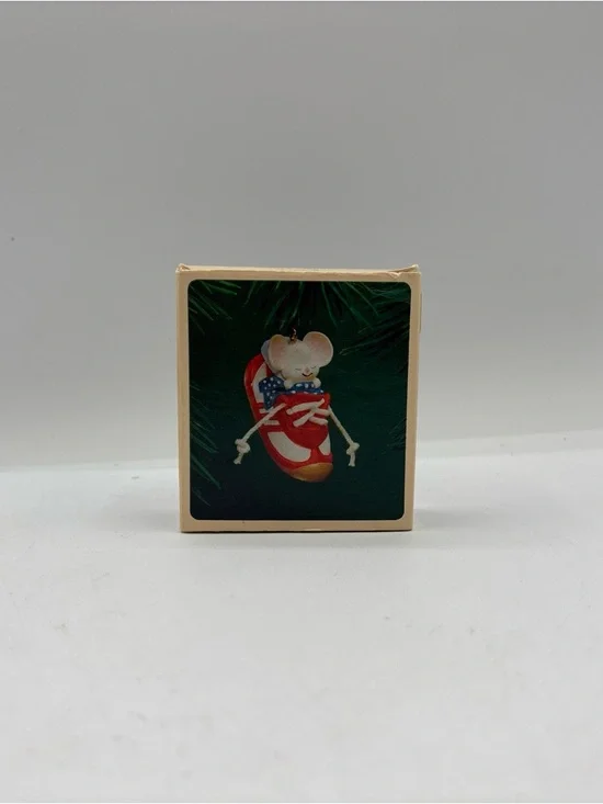 Hallmark Keepsake Ornament 1983 Vintage Sneaker Mouse - Picture 11 of 12